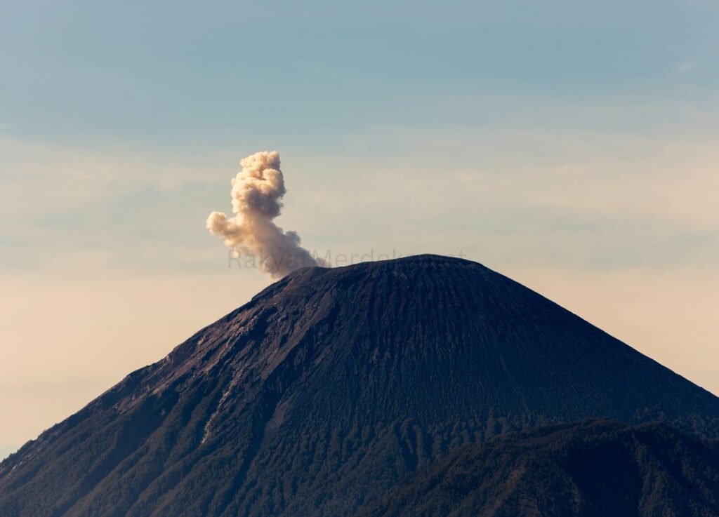 Aktivitas Semeru Masih Didominasi Erupsi dan Gempa Letusan - RakyatMerdeka.net